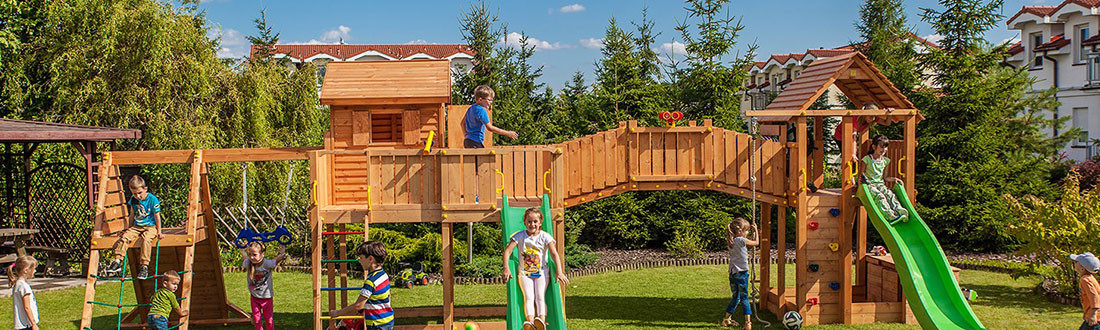 Cabane enfant, aire de jeux, ou portique en bois: un espace enfants